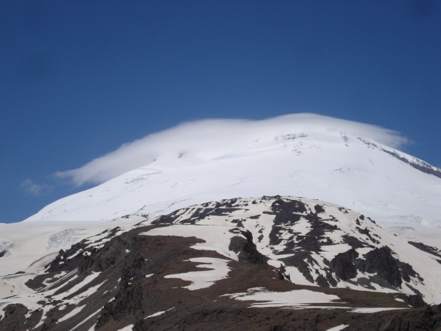 Elbrous sous les nuages